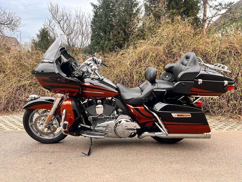 Harley-Davidson FLTRU Road Glide Ultra 1750 (2014) FLTRUSE Road Glide Ultra CVO R - fotka 6 z 16