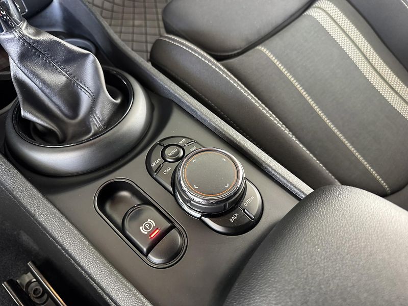 Mini Clubman S ALL4*141kW*LED*Navi*KeyLess - fotka 25 z 33