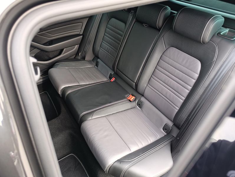 Volkswagen Passat 2.0TSI 206kW RLINE ČR 1.MAJ - fotka 17 z 39