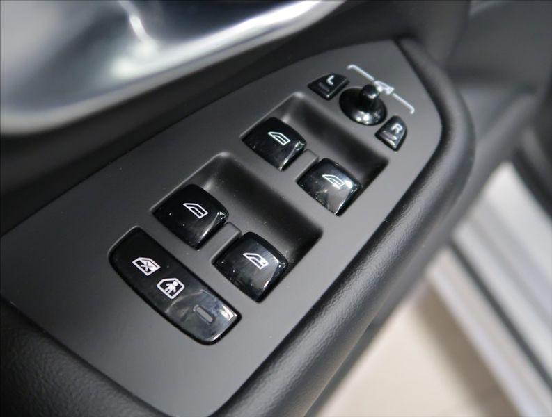 Volvo XC90 2,0 B5 AWD AUT Plus Bright - fotka 18 z 38