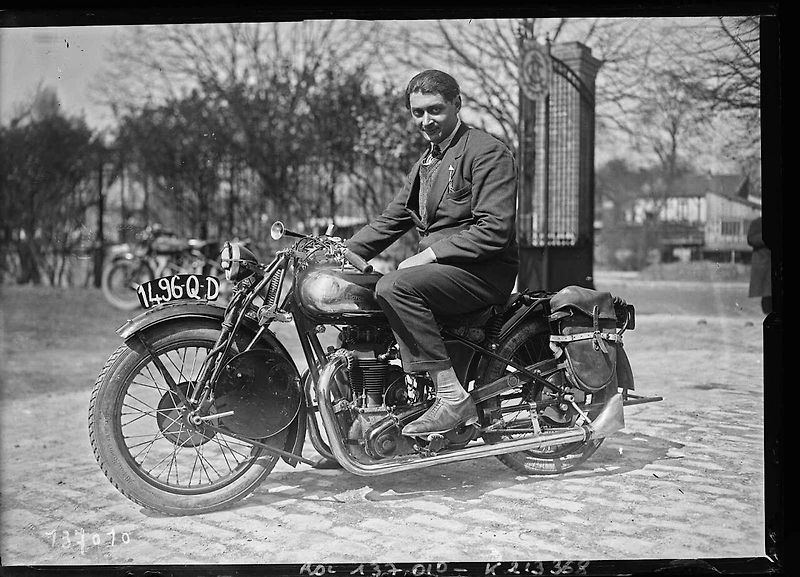 Motocykl Monet-Goyon model H z roku 1930.