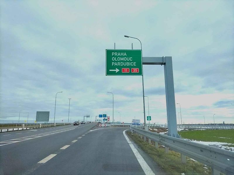 Z křižovatky Kukleny na dálnici D11 u Hradce Králové, kterou dosud tvořily tři kvadranty, dostavbou vznikl pomyslný čtyřlístek.