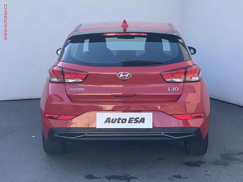 Hyundai i30 (2023) 1.5 DPi, 1.maj,ČR, servis - fotka 5 z 18