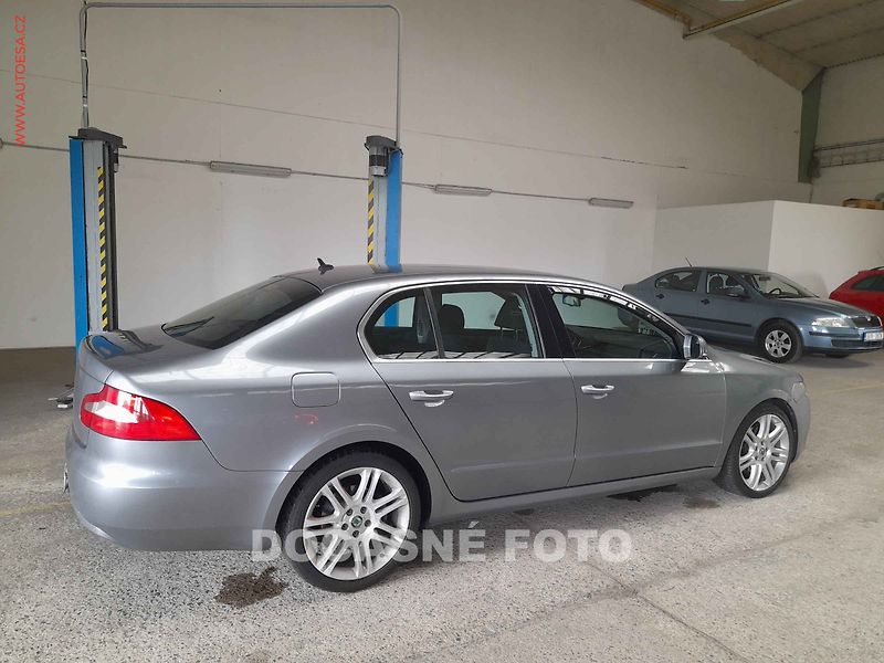 Škoda Superb (2010) 2.0TDi, Xenon, AC - fotka 2 z 3