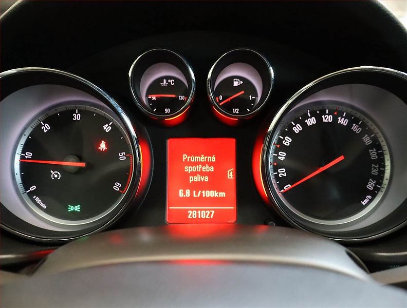 Opel Insignia (2011) 2.0 CDTI, 4X4, Xenony - fotka 11 z 19