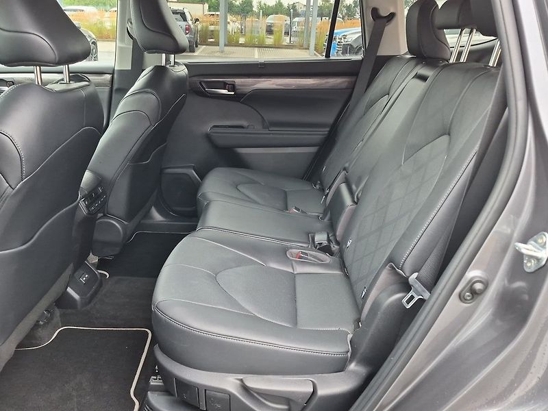 Toyota Highlander Executive 2,5 HEV 4x4 - fotka 10 z 27