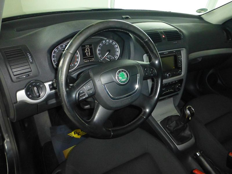 Škoda Octavia (2012) 2,0TDI*VYHŘ.S*NAVIG**XENON*4X4 - fotka 11 z 27