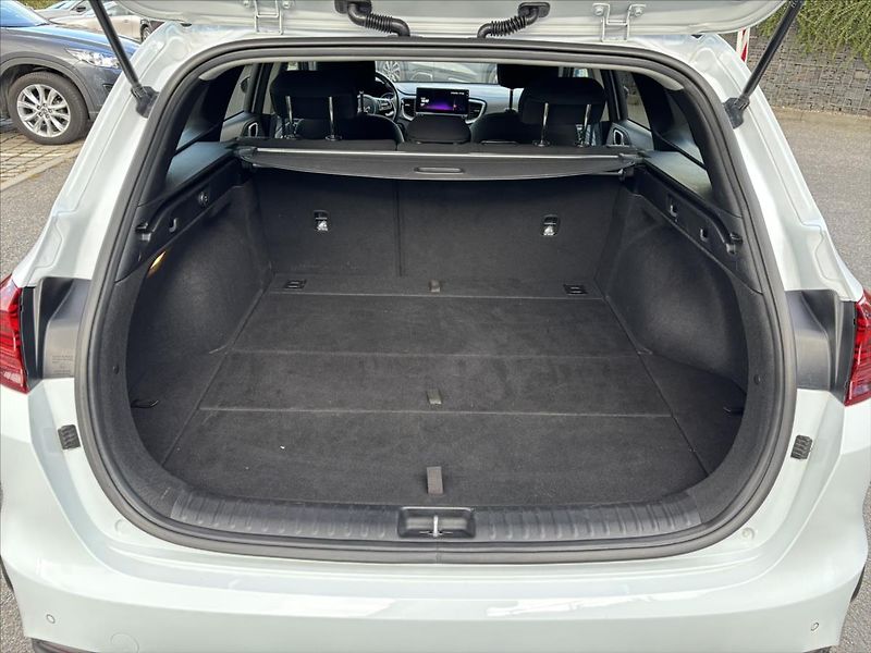 Kia Ceed 1,5 TGDi 118kW TOP ZÁRUKA NAVI - fotka 13 z 40
