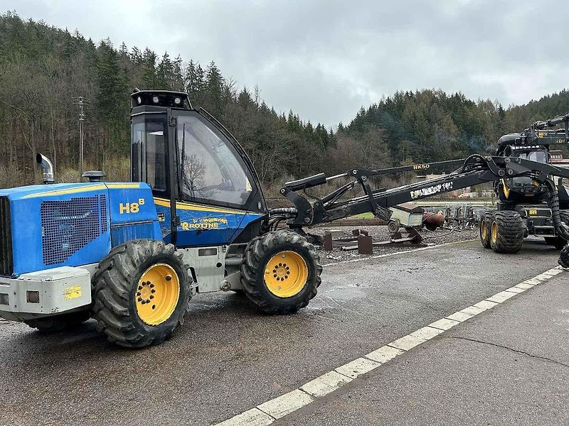 Valentýna Smutná studuje na trutnovské Lesárně obor operátor těžebně dopravních strojů.
