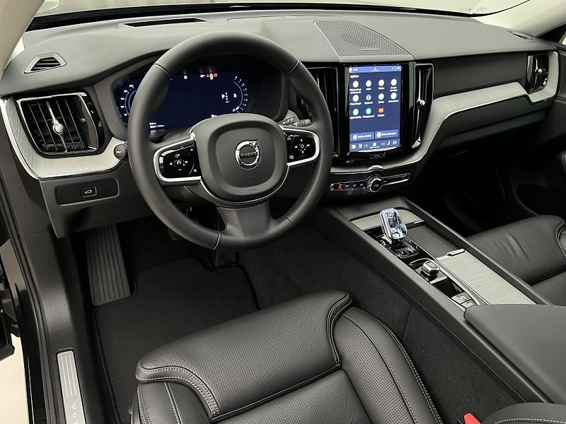 Volvo XC60 B5 AWD PLUS DARK AUT 1.maj. - fotka 4 z 46