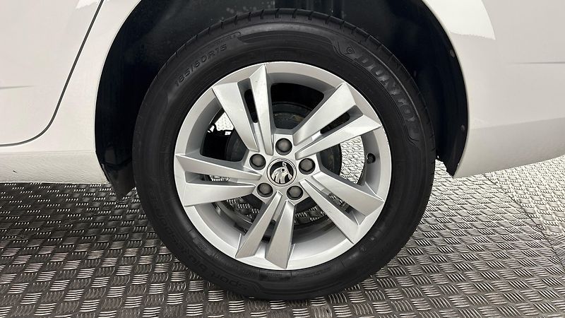 Škoda Fabia 1.0 TSI Ambition Combi - fotka 19 z 25