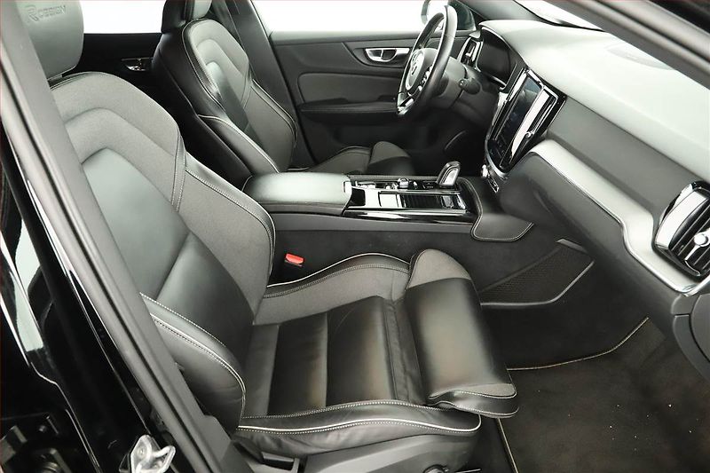 Volvo V60 (2020) R-Design T8 Twing Engine - fotka 7 z 17