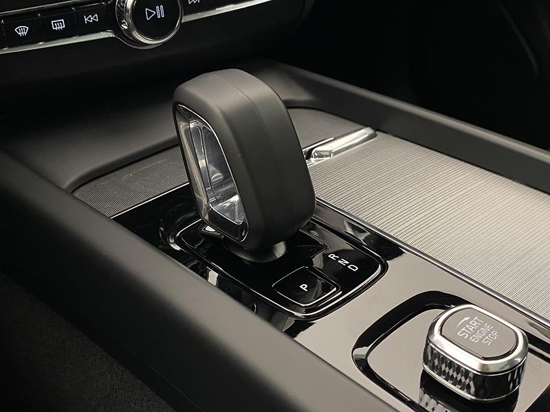 Volvo XC60 B5 AWD DARK ULTIMATE AUT CZ - fotka 27 z 60