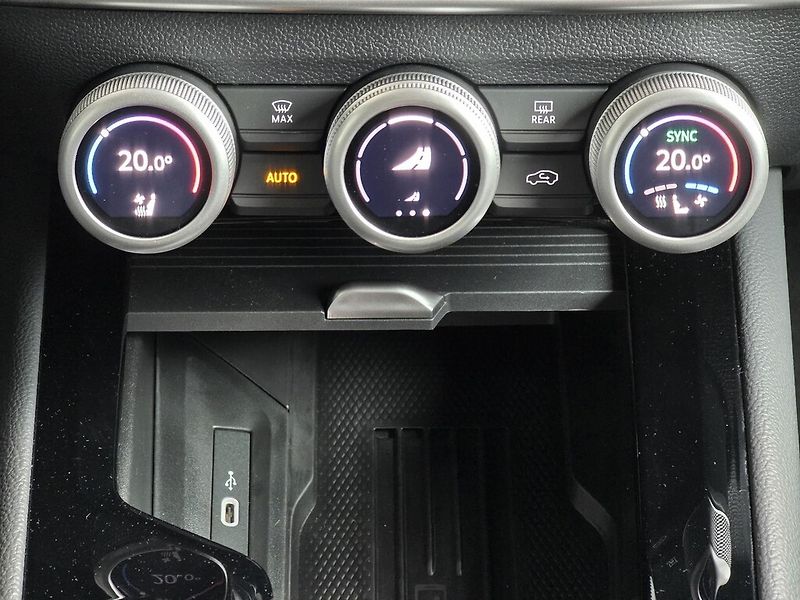 Škoda Superb Combi DSG 4M 2,0TDi 142kW L&K - fotka 16 z 28