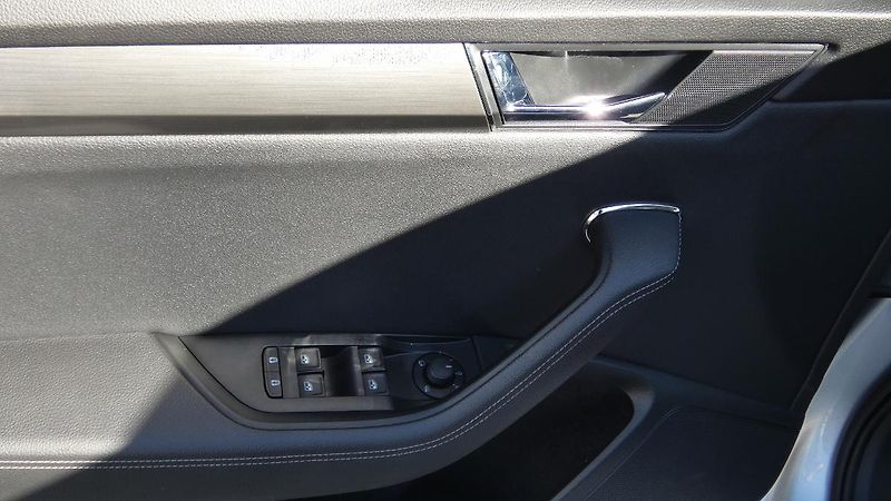 Škoda Superb Combi 2,0 TDI DSG Style - fotka 9 z 25