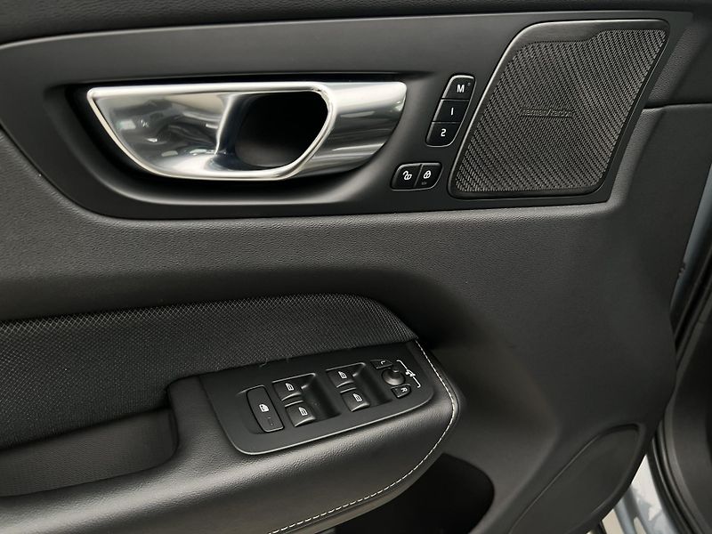 Volvo XC60 B4 AWD R-DESIGN AUT CZ - fotka 17 z 45