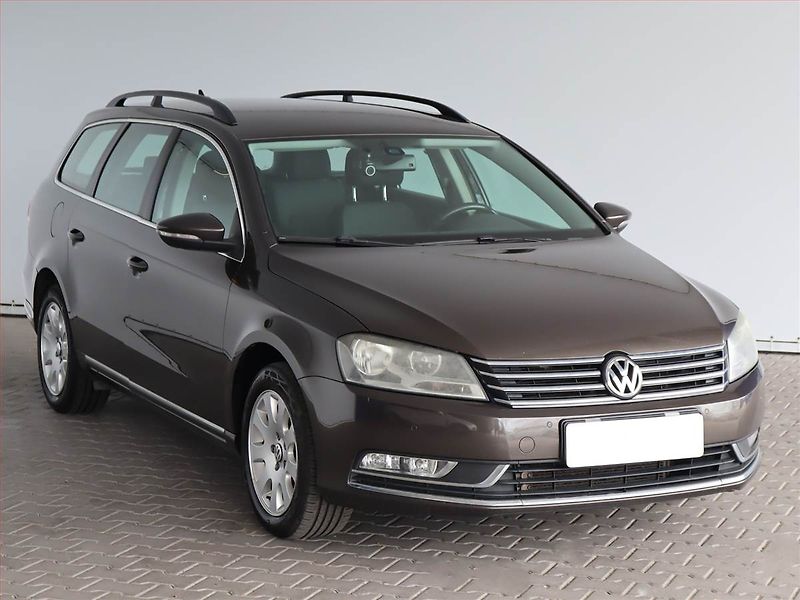 Volkswagen Passat (2012) 2.0 TDI, Navi, Tempomat - fotka 1 z 24