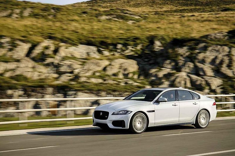 Jaguar XF Sportbrake z ptačí perspektivy.