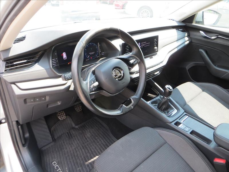 Škoda Octavia 2,0 TDI Ambition ČR - fotka 13 z 25