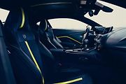 Aston Martin Vantage AMR má standardně manuální převodovku a karbonové brzdy
