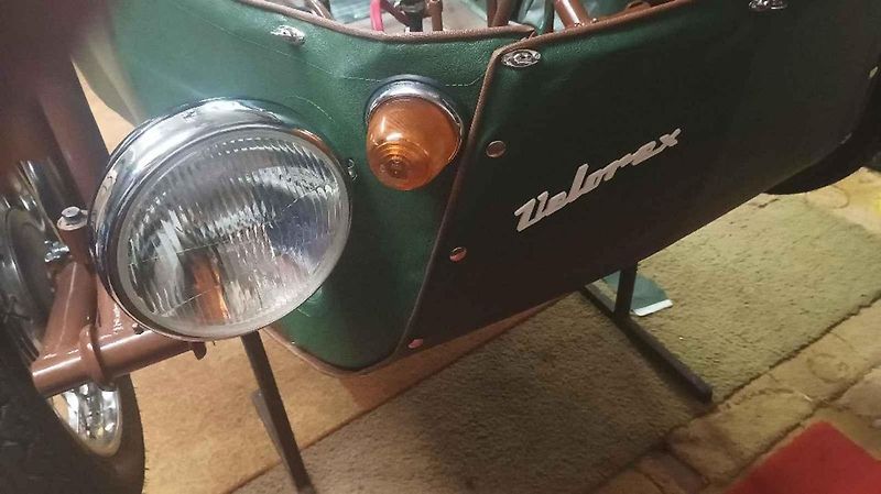 Velorex 16/250 v tmavé čokoládově hnědé barvě.