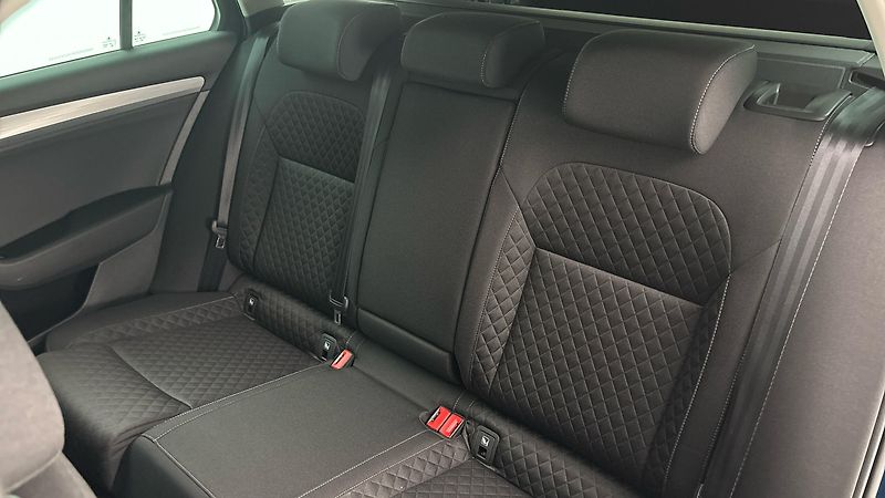 Škoda Superb 2.0 TDI DSG Ambition Combi - fotka 16 z 26