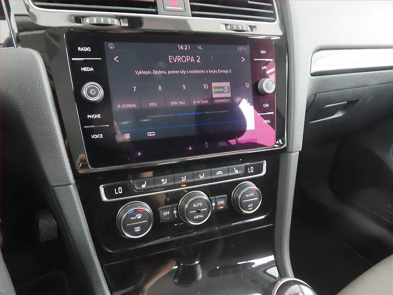 Volkswagen Golf (2018) Highline 2.0 TDI, Serv.kniha - fotka 12 z 21