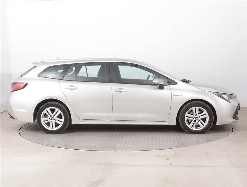 Toyota Corolla (2021) 2.0 Hybrid - fotka 6 z 15