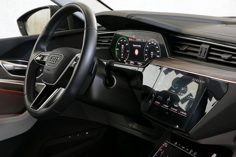 Audi e-tron 55 300kW Matrix Softclose HUD - fotka 17 z 44