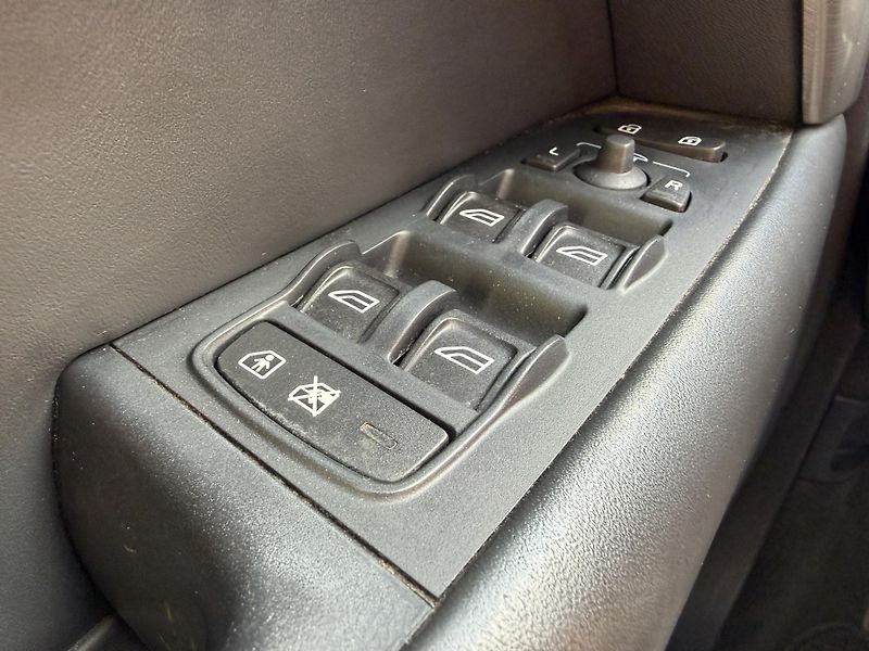 Volvo V70 2.4 D5 KŮŽE NAVIGACE SERVISKA - fotka 13 z 44