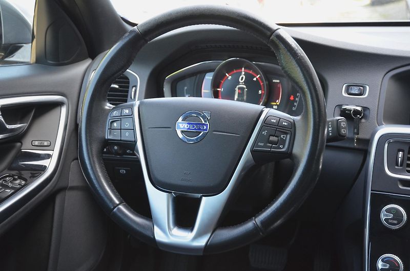 Volvo V60 (2016) 2.4 D6 AWD PHEV 212kW Momentum - fotka 23 z 39