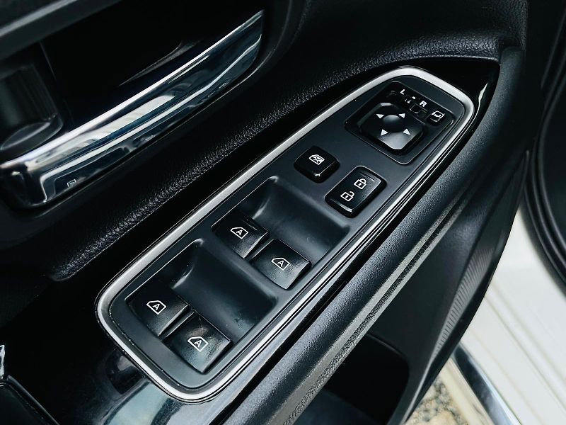 Mitsubishi Outlander 2.4i+HYBRID 4x4 SERVISKA TAŽNÉ - fotka 38 z 53