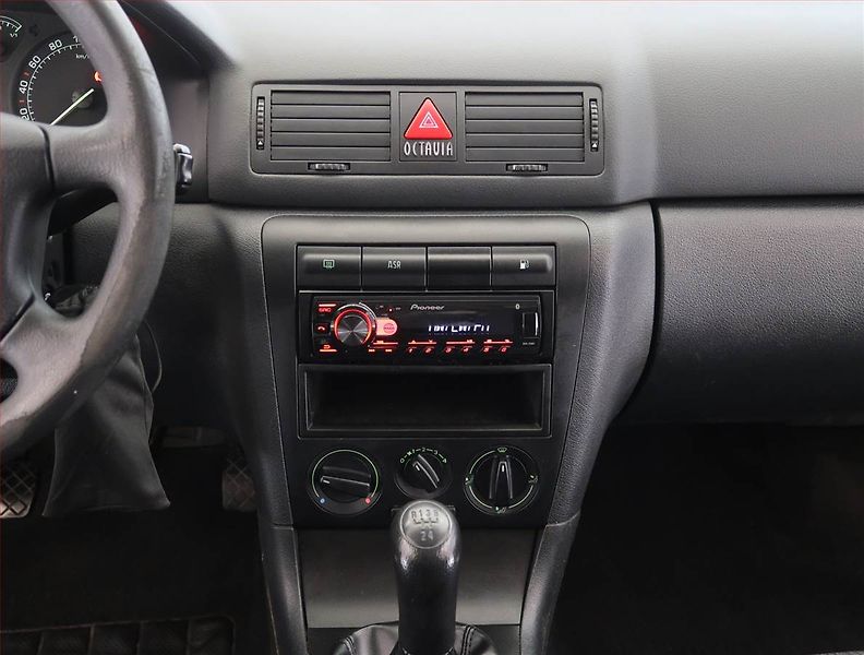 Škoda Octavia (2009) 1.9 TDI , ČR,1.maj - fotka 12 z 15