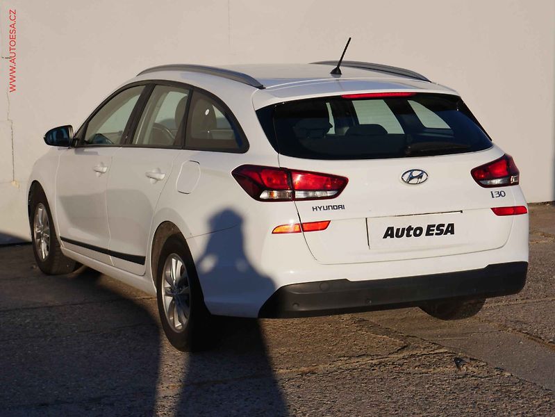 Hyundai i30 (2018) 1.0 T-GDI, ČR, STK3/28, AC - fotka 4 z 14