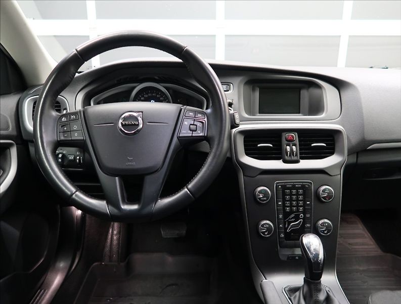 Volvo V40 2,0 D AUT NEZ. TOPENÍ - fotka 13 z 22