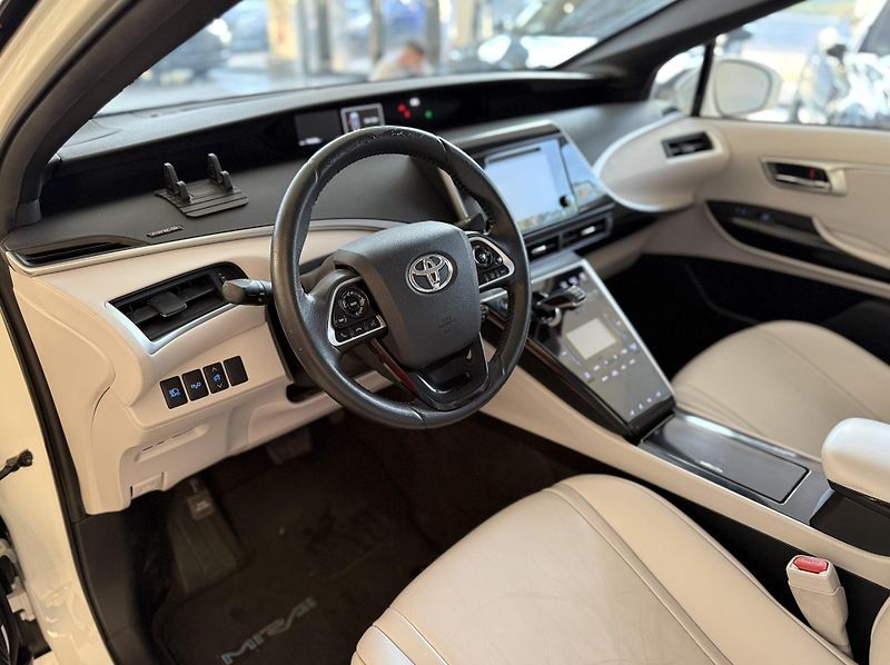 Toyota Mirai (2017) - fotka 14 z 23