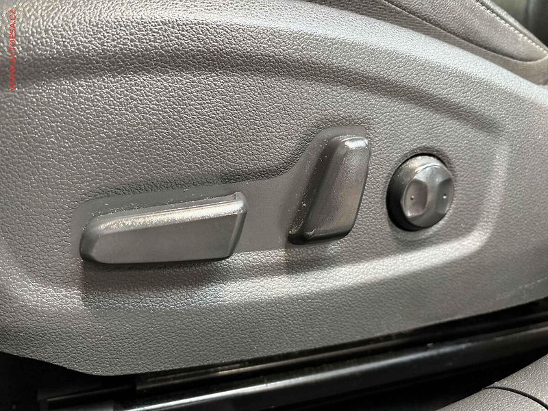 Hyundai i30 (2017) 1.4 TGDi, 1.maj,ČR, Bixen - fotka 13 z 17