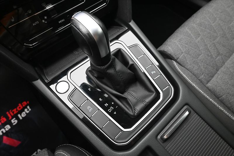 Volkswagen Passat 2,0 TDI 110 kW DSG Business Zá - fotka 23 z 33