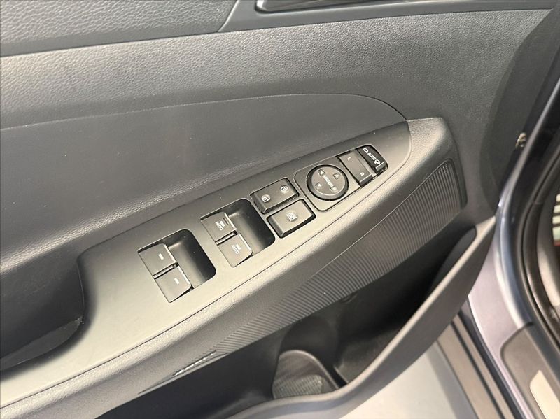 Hyundai Tucson 2,0 CRDI NLINE STYLE PREMIUM - fotka 18 z 23