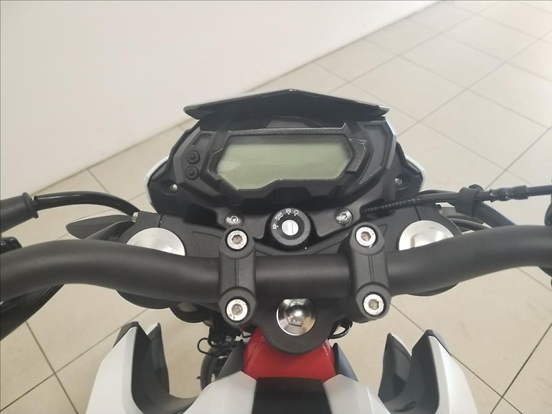 Benelli BN 125 - White   0,1 - fotka 10 z 14