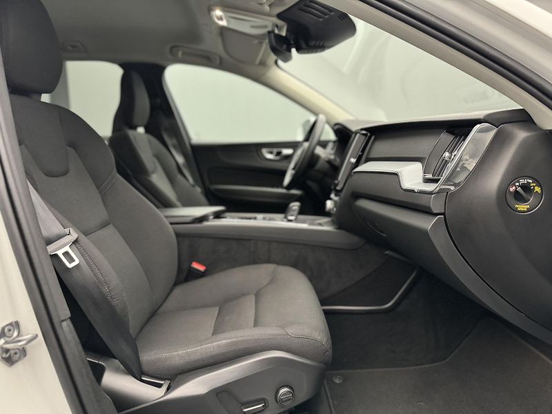 Volvo XC60 B4 AWD MOMENTUM PRO AUT CZ - fotka 21 z 37