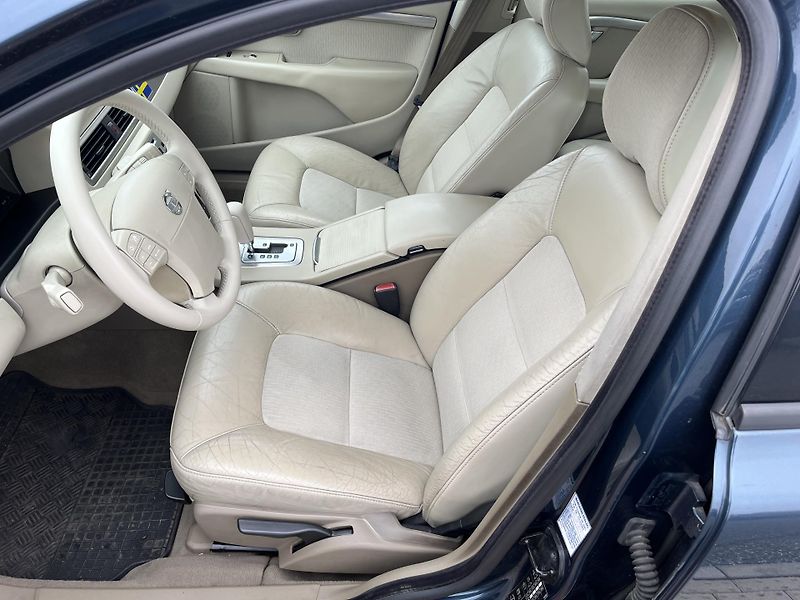 Volvo V70 2.4 D5 136 kW Automat - fotka 9 z 30