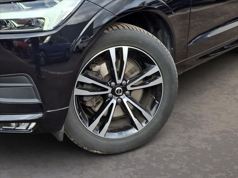 Volvo XC60 2,0 B4 AWD MOMENTUM+ - fotka 6 z 18