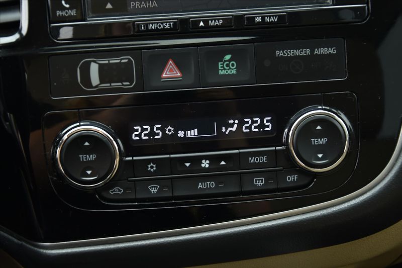 Mitsubishi Outlander 2.2 DI-D 4WD A/T 7-MÍST ČR - fotka 22 z 33