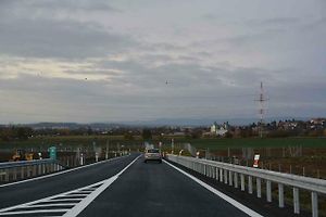 Řidiči, kteří míří po dálnici D1 z Kroměříže na Přerov, mohou už od listopadu u Říkovic najíždět na novou rampu.