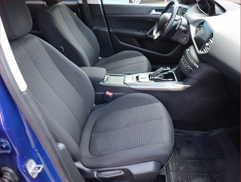 Peugeot 308 (2019) Style 1.2 PureTech, Automat - fotka 9 z 21