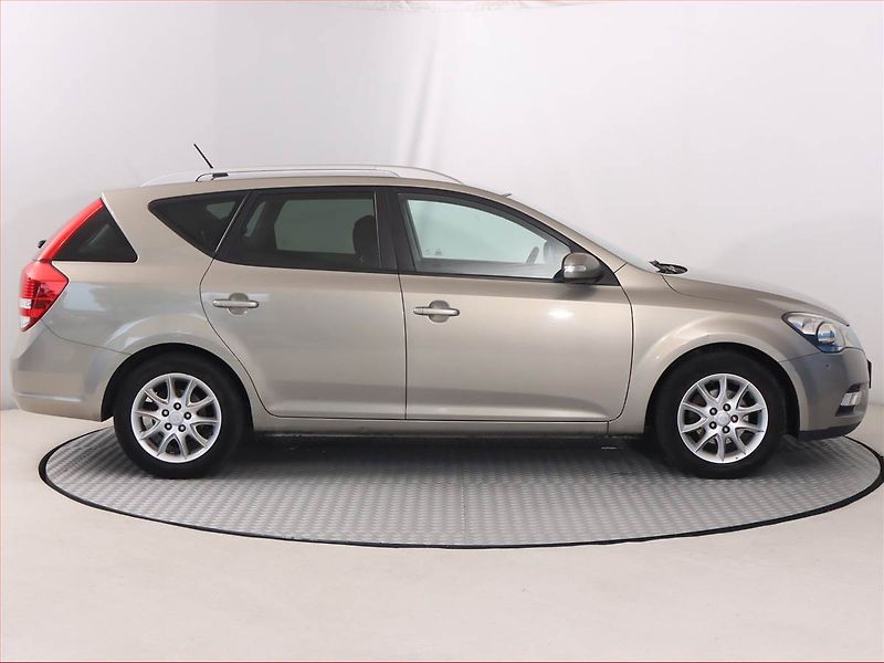 Kia Ceed (2010) 1.6 CVVT, Serv.kniha - fotka 6 z 16