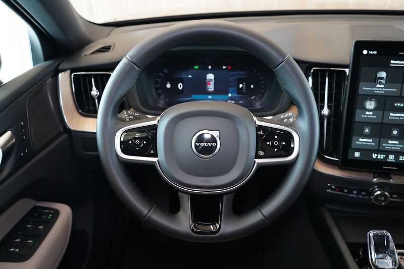 Volvo XC60 B5 PLUS Dark, Harman, 360° - fotka 22 z 42