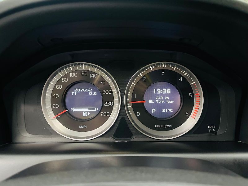Volvo XC60 2.4D5 5V 4x4 AUT TAŽNÉ SERVISK - fotka 46 z 47