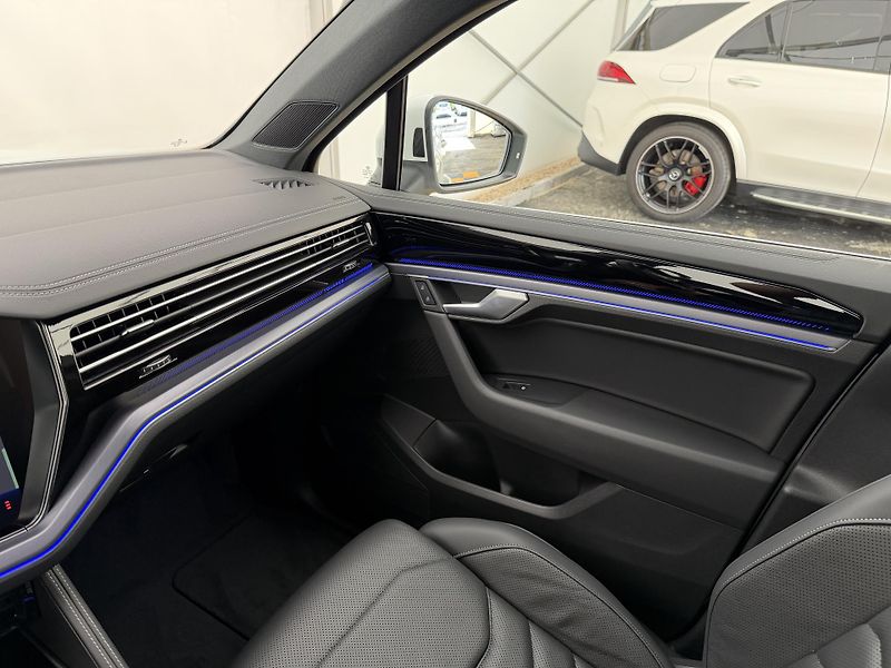Volkswagen Touareg 3.0Tdi*1-MAJ*DPH*R-LINE*HUD* - fotka 29 z 49
